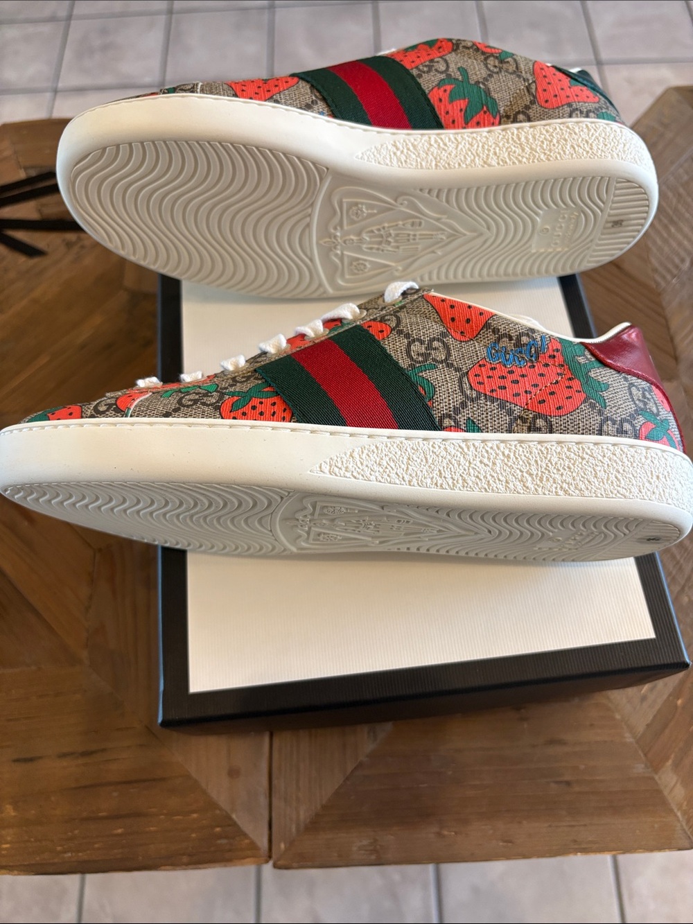 Gucci Strawberries Ace Sneaker in Red, Green, Pink and Brown NIB - Picture 4 of 8